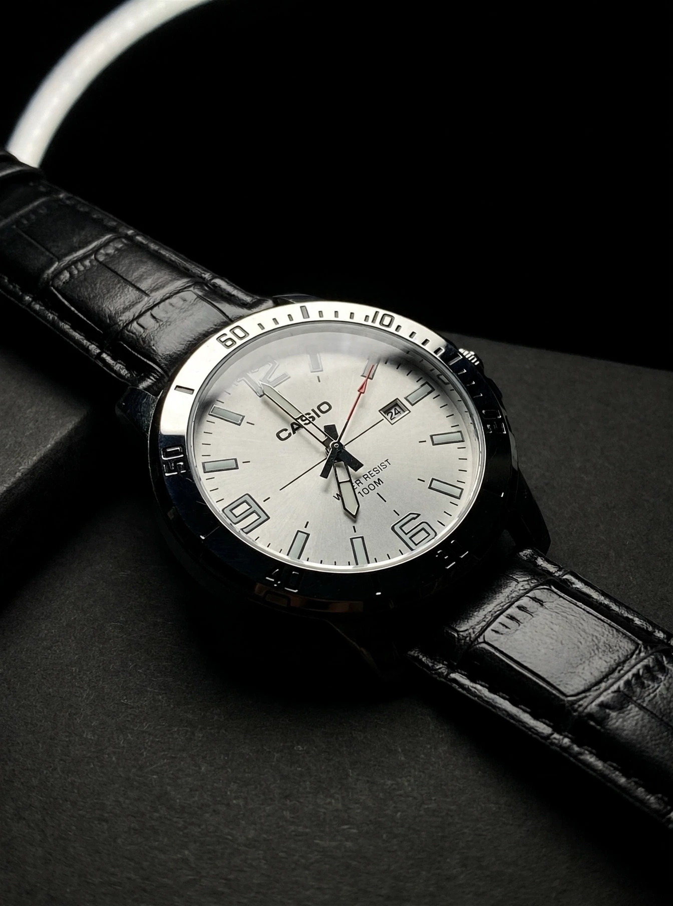 The Diver Elite — Casio MTP-VD01L | Silver shiled: White Dial & Black Leather